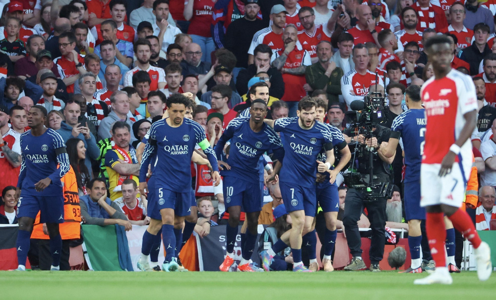 奇闻揭秘：巴西球星自掏腰包加盟中超，为追逐梦想付出数十万代价（秘闻曝光：巴西球星为逐梦自费加盟中超，砸下数十万）