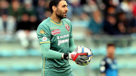 贝林厄姆2年来首次接定位球传球得分，今年进球追平维尼修斯（贝林厄姆时隔两年再度接定位球传中破门，本年度进球数追平维尼修斯）