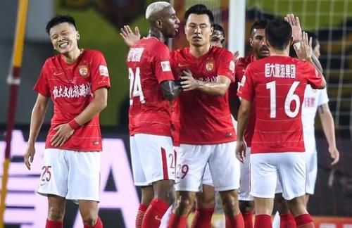 调皮二娃上线，穆勒庆祝夺冠时和25号队友高尔德顶牛假装受伤（二娃又皮了：穆勒夺冠庆祝与25号队友高尔德顶牛扮受伤）