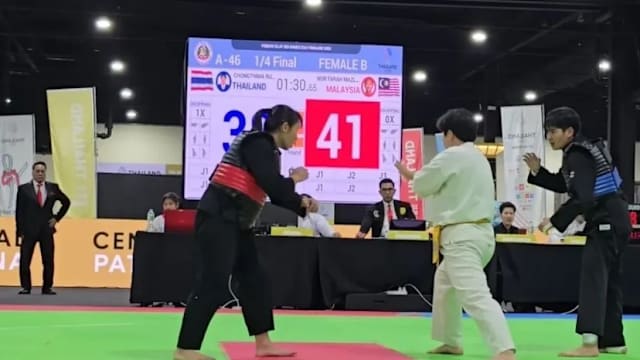 全北助教对主裁做出种族歧视动作遭到重罚。提前夺得...（全北助教因对主裁做出涉嫌种族歧视手势被严惩，球队提前夺得…）