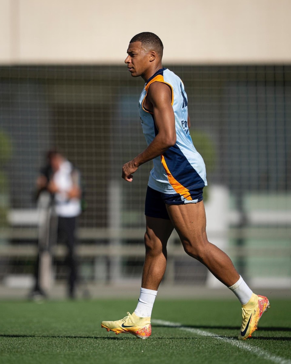 半场战报：米兰0-0拉齐奥，迈尼昂献神扑，红黑军团0射正（半场简报：米兰与拉齐奥互交白卷，迈尼昂神勇扑救，红黑军团零射正）