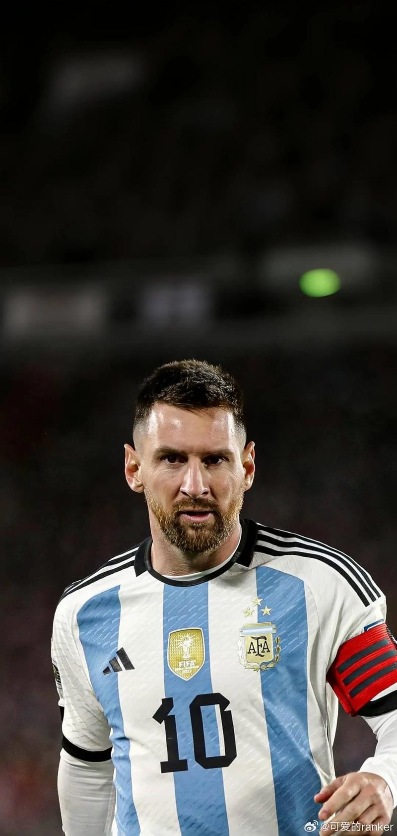 记者：佛罗伦萨球员不满基恩500万高薪，后者态度也存在问题（记者称佛罗伦萨队内对基恩500万年薪不满，其职业态度亦遭质疑）